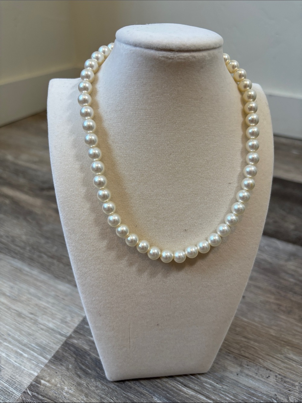 Faux Pearl Necklace - Elegant Women's Jewelry